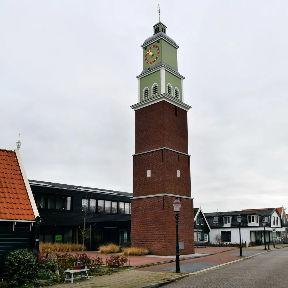 Een historische toren in Wormer: rijscholen in Wormer vergelijken