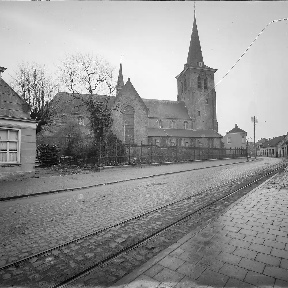 Een straat met de kerk in Zundert, vlak bij Rijsbergen: alle rijscholen in Rijsbergen op een rij