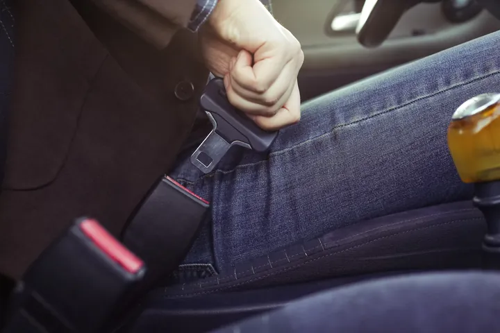 Verkeersboete voor geen autogordel: bestuurder klikt de gordel vast