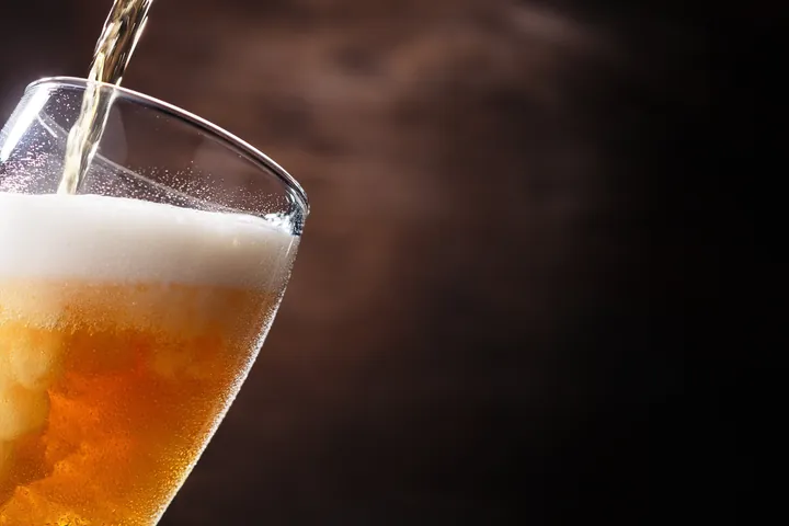 Verkeersboete voor rijden onder invloed: glas bier wordt ingeschonken